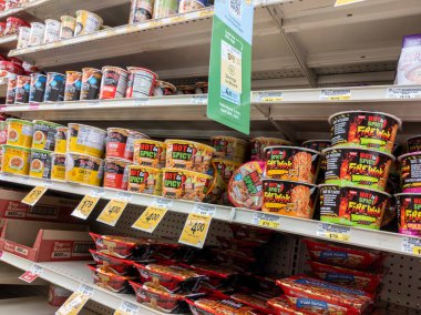 Lynnwood, WA USA - Nisan 2022: Safeway 'deki bir markette hazır ramen eriştesiyle dolu rafların açılı görünümü.