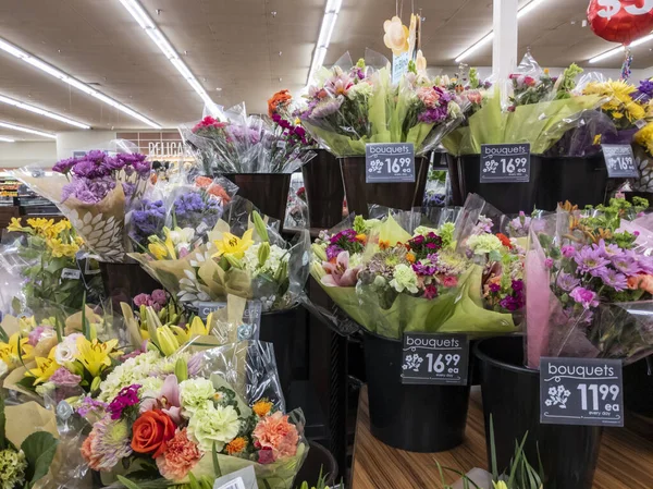 Lynnwood, WA USA - Nisan 2022: Safeway 'deki bir markette satılık çiçek buketlerinin görüntüsü