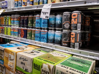 Lynnwood, WA USA - Nisan 2022: Bir kasaba ve ülke marketinde satılık konserve biranın açılı görünümü.