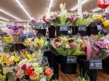 Lynnwood, WA USA - Nisan 2022: Safeway 'deki bir markette satılık çiçek buketlerinin görüntüsü.