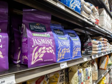 Lynnwood, WA USA - Nisan 2022 dolaylarında: Lundberg marka pirincin bir kasaba ve ülke bakkalındaki kiler koridorunda satışa sunulduğu açılı görünümü.