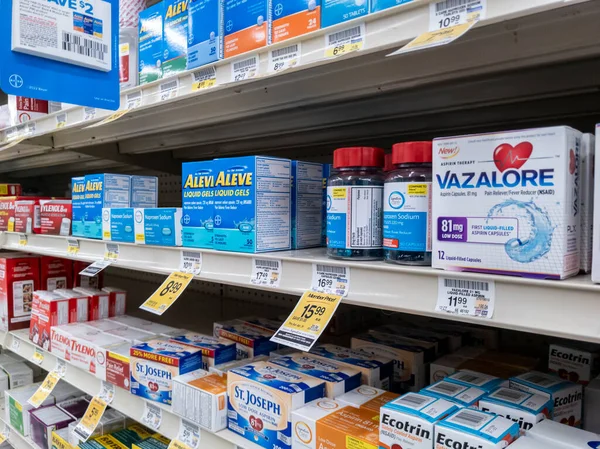 Lynnwood, WA USA - Nisan 2022: Safeway 'deki bir markette satılık Aleve sıvı jelleri açısı