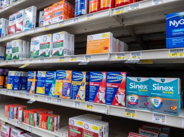 Lynnwood, WA USA - Nisan 2022: Safeway 'deki bir markette soğuk algınlığı ve sinüs ilaçlarının açılı görünümü.