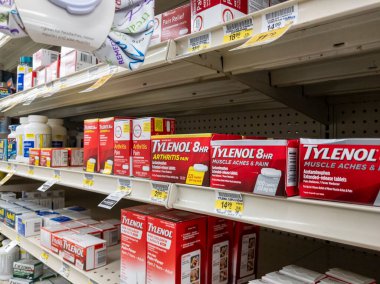 Lynnwood, WA USA - Nisan 2022: Safeway 'deki bir marketin ilaç reyonunda satılık Tylenol kutularının açılı görünümü.