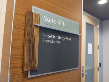 Bellevue, WA USA - Nisan 2022: Bellevue şehir merkezindeki bir tıbbi plazanın içindeki Hazelden Betty Ford Vakfı 'nın girişinin açısı.