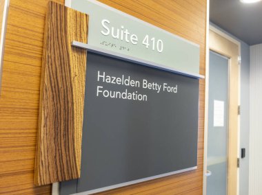 Bellevue, WA USA - Nisan 2022: Bellevue şehir merkezindeki bir tıbbi plazanın içindeki Hazelden Betty Ford Vakfı 'nın girişinin açısı