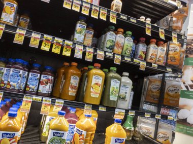 Woodinville, WA USA - Nisan 2022: Bir Haggen marketinde satılık organik meyve ve sebze sularının açılı görünümü.