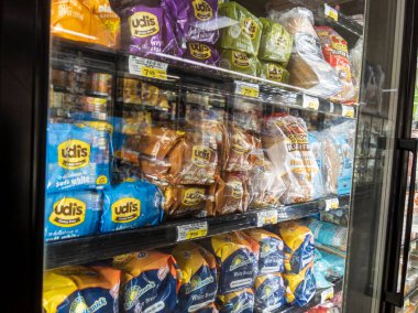 Woodinville, WA USA - Nisan 2022: Udi 'nin marka glütensiz ekmeğinin Haggen Kuzeybatı Taze Marketi' ndeki bir dondurucunun içinde satışa sunulması.