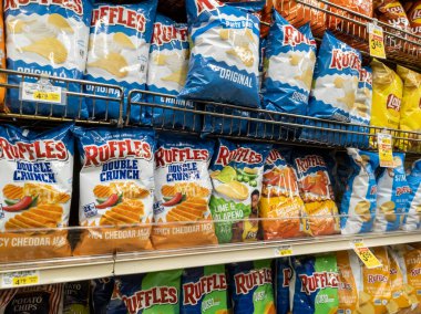 Woodinville, WA USA - Nisan 2022: Bir Haggen marketinin abur cubur reyonunda satılık Ruffles patates cipslerinin açılı görünümü