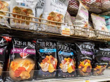 Woodinville, WA USA - Nisan 2022: Bir Haggen marketinde satılık Terra marka patates cipslerinin açılı görünümü.