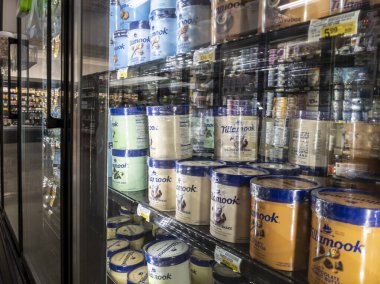 Woodinville, WA USA - Nisan 2022: Haggen Kuzeybatı Taze Marketi 'nin dondurucu bölümünde 4 litre Tillamook dondurmasının açılı görüntüsü.