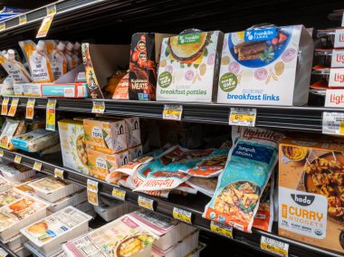 Woodinville, WA USA - Nisan 2022: Haggen bakkalının soğutulmuş bölümünde etsiz ve etli alternatif ürünlerin açılı görünümü