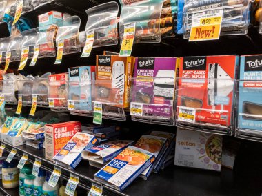 Woodinville, WA USA - Nisan 2022: Haggen bakkalının soğutulmuş bölümünde etsiz ve etli alternatif ürünlerin açılı görünümü