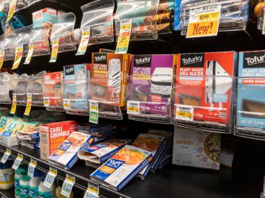 Woodinville, WA USA - Nisan 2022: Haggen bakkalının soğutulmuş bölümünde etsiz ve etli alternatif ürünlerin açılı görünümü.