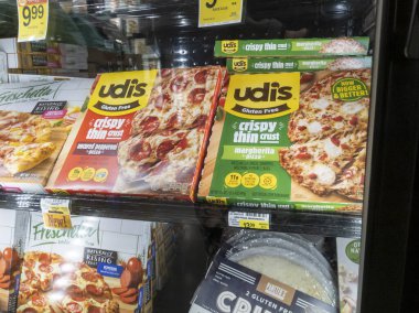 Woodinville, WA USA - Nisan 2022: Udi 'nin bir Haggen marketinin dondurucu bölümünde satılık glütensiz pizzalarının açılı görünümü.