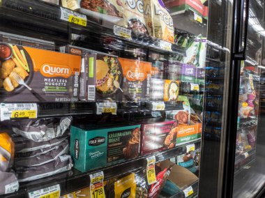 Woodinville, WA USA - Nisan 2022: Bir Haggen marketinin dondurucu koridorunda satılık vejetaryen ve vejetaryen etsiz ürünlerin açılı görünümü