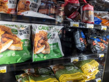 Woodinville, WA USA - Nisan 2022: Haggen Northwest Fresh 'in dondurucu bölümünde satılık Caulipower marka tavuk ihalelerinin açılı görünümü