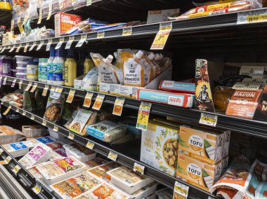 Woodinville, WA USA - Nisan 2022: Haggen bakkalının soğutulmuş bölümünde etsiz ve etli alternatif ürünlerin açılı görünümü