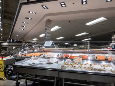 Lynnwood, WA USA - Mart 2022: Dungeness Crab 'ın buzdaki deniz mahsulleri görüntüsü.