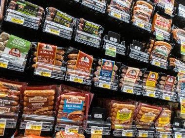 Woodinville, WA USA - Nisan 2022: Haggen bakkalının sosisli ve yumurcak bölümünün açılı görüntüsü.