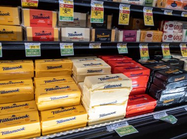 Woodinville, WA USA - Nisan 2022: Haggen Kuzeybatı Taze Marketi 'nin soğutulmuş bölümünde satılık Tillamook peynir tuğlalarının açılı görünümü
