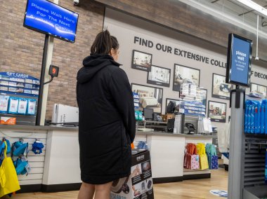 Lynnwood, WA USA - Nisan 2022: Bed Bath and Beyond 'da çıkış yapmak için sırada bekleyen beyaz bir kadın görüntüsü