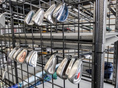 Woodinville, WA USA - Haziran 2021: Play It Again Sports mağazasında nazikçe kullanılan golf sopalarının açılı görünümü.