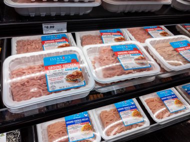 Mill Creek, WA USA - Nisan 2022: Bir kasaba ve taşra bakkal dükkanında satılacak olan kızarmış tavuk etine odaklı.