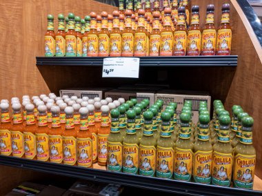 Mill Creek, WA USA - Nisan 2022: Bir Kasaba ve Ülke bakkalının içindeki Cholula acı sos gösterimine odaklı, seçici odaklanma.