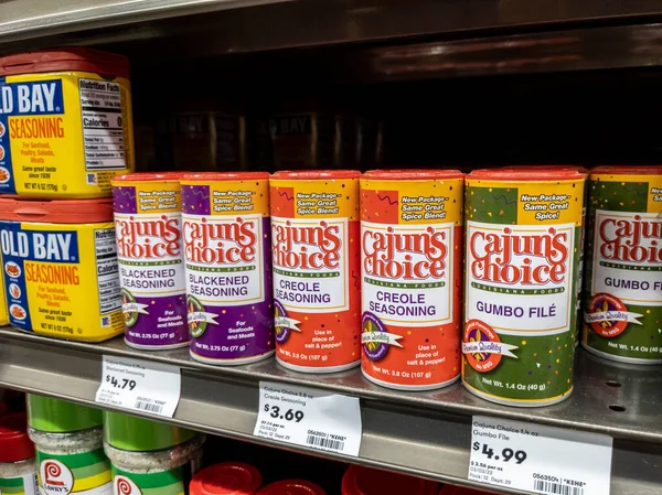 Mill Creek, WA USA - Nisan 2022: Bir kasaba ve taşra bakkalında satılık Cajun baharatlarının açılı görünümü