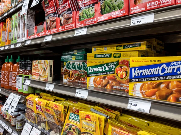 Mill Creek, WA USA - Nisan 2022: Bir kasaba ve taşra bakkalının içindeki kutulu Japon köri baharatına odaklı.