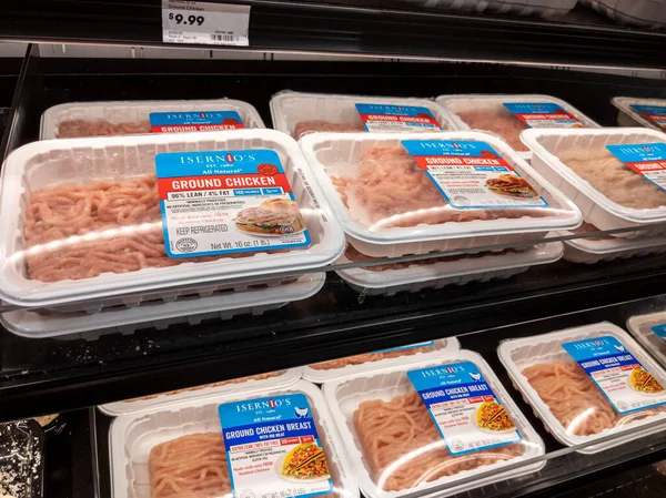 Mill Creek, WA USA - Nisan 2022: Bir kasaba ve taşra bakkal dükkanında satılacak olan kızarmış tavuk etine odaklı