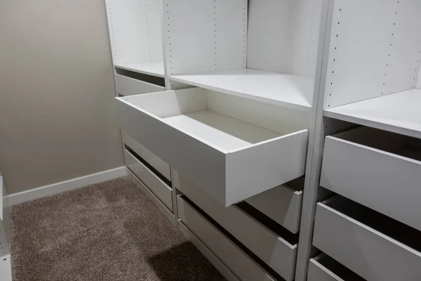 View Tall White Cabinets Drawers Narrow Walk Closet Master Bedroom — Foto de Stock