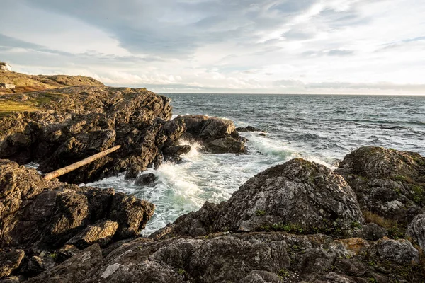 Onde Bianche Schiumose Che Infrangono Contro Rocce Costiere Tramonto Sull — Foto Stock