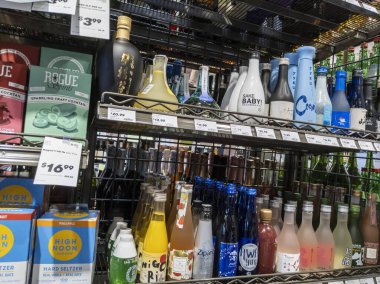 Mill Creek, WA USA - Nisan 2022: Bir kasaba ve ülke bakkalının likör bölümünde satılık çeşitli sake çeşitlerine odaklı.