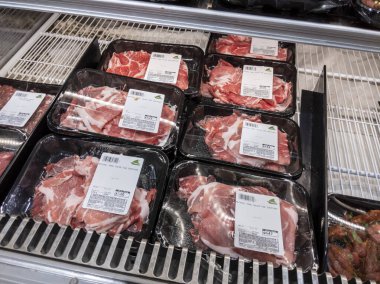 Mill Creek, WA USA - Nisan 2022: Bir markette sukiyaki veya yakiniku pişirmek için yüksek açılı çiğ et manzarası.