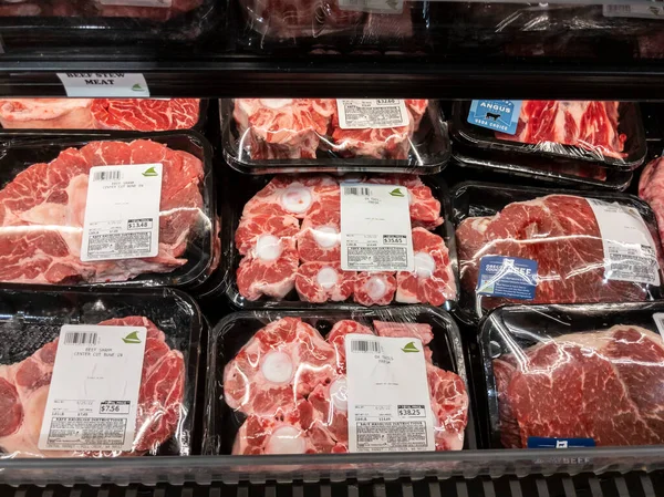 Mill Creek, WA USA - Nisan 2022: Bir kasaba ve taşra marketinin dondurucu bölümünde öküz kuyruğu ve çeşitli sığır eti kesimlerinin tepeden aşağı bakışı