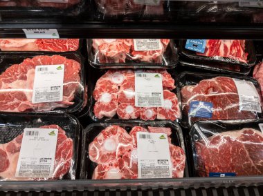 Mill Creek, WA USA - Nisan 2022: Bir kasaba ve taşra marketinin dondurucu bölümünde öküz kuyruğu ve çeşitli sığır eti kesimlerinin tepeden aşağı bakışı