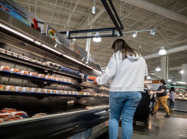 Mill Creek, WA USA - Mayıs 2022: Kasaba ve taşra bakkalından suşi seçen bir kadının görüntüsü.