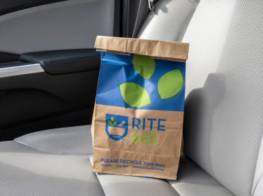 Seattle, WA USA - Mart 2022: İçinde reçetesi olan kahverengi bir Rite Aid çantasının açılı görünümü.