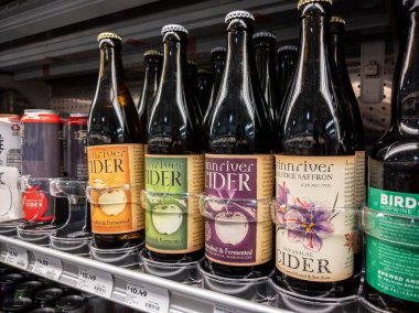 Mill Creek, WA USA - Nisan 2022: Bir markette satılmak üzere olan alkollü seltzer ve elma şarabına odaklanmış.