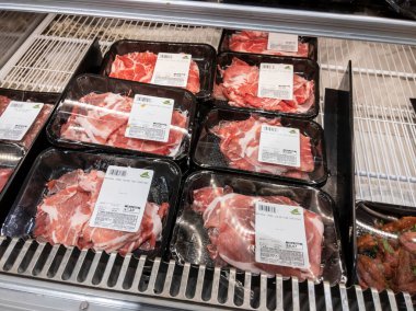 Mill Creek, WA USA - Nisan 2022: Bir markette sukiyaki veya yakiniku pişirmek için yüksek açılı çiğ et manzarası.