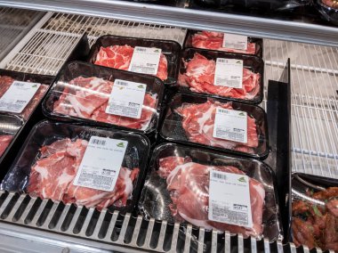 Mill Creek, WA USA - Nisan 2022: Bir markette sukiyaki veya yakiniku pişirmek için yüksek açılı çiğ et manzarası.