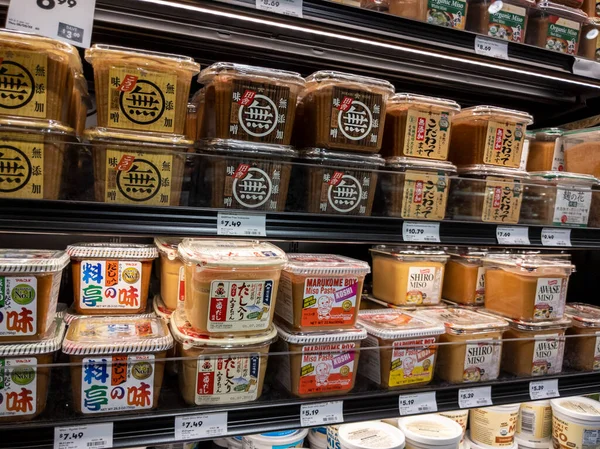 Mill Creek, WA USA - Nisan 2022: Bir bakkal dükkanında satılmak üzere çeşitli miso macunlara odaklı.