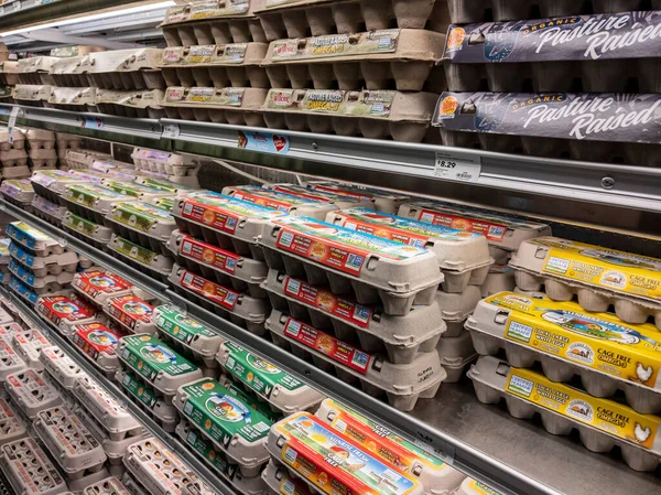 Mill Creek, WA USA - Nisan 2022: Bir markette satılmak üzere çeşitli organik yumurtalara odaklanmış
