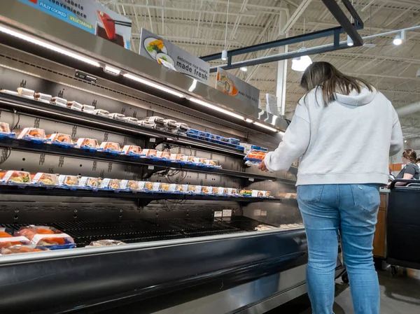 Mill Creek Usa Circa May 2022 View Woman Picking Out — Fotografia de Stock