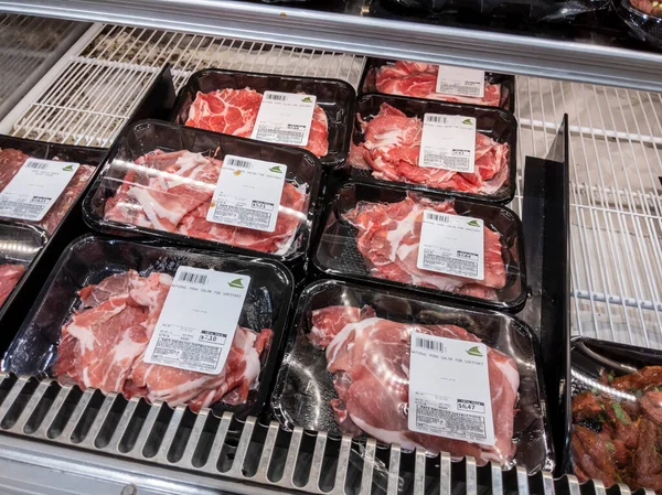 Mill Creek, WA USA - Nisan 2022: Bir markette sukiyaki veya yakiniku pişirmek için yüksek açılı çiğ et manzarası.