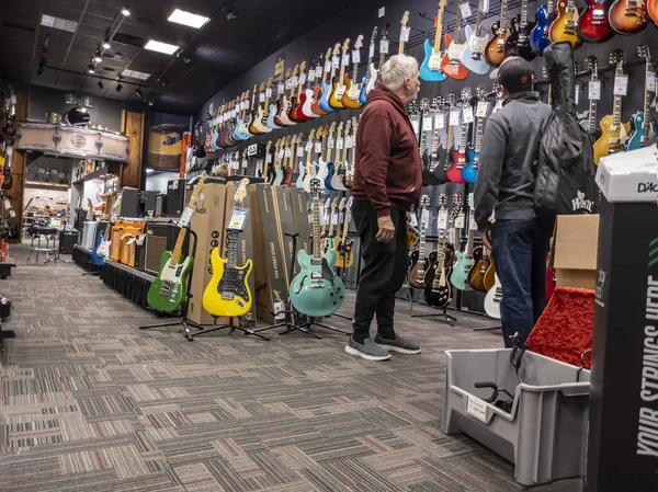 Lynnwood Eua Por Volta Maio 2022 Pessoas Comprando Guitarras Elétricas — Fotografia de Stock