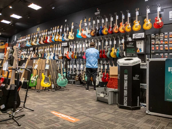Lynnwood Eua Por Volta Maio 2022 Pessoas Comprando Guitarras Elétricas — Fotografia de Stock