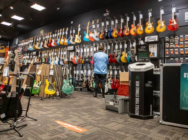 Lynnwood Usa 2022 Május Körül Elektromos Gitárokat Egyéb Hangszereket Tartozékokat — Stock Fotó